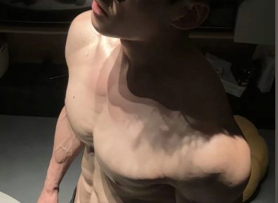 新疆“大盘鸡”体育生，2米1的身高，上半身全是腹肌，别太诱惑......