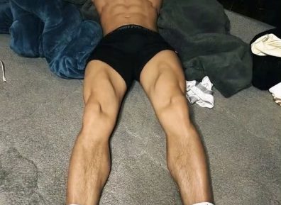 两个体育生帅哥当众牵手合理吗？