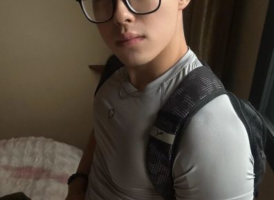 西安00后帅哥晒胸肌被平台警告！？是太大了吗？