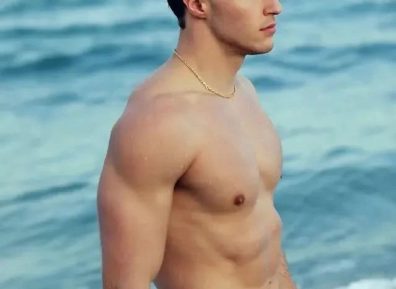 超大胸翘弹脂包肌弹臀帅哥穿比基尼泳裤狂秀事业线.avi