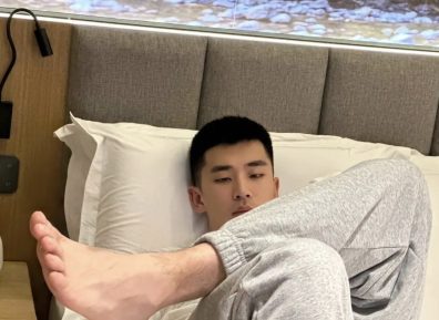 183CM野生小哥长得好帅哦，长腿岔太开真好看！