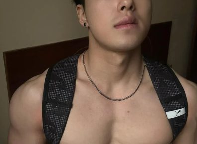 西安00后帅哥寝室撩衣晒胸肌太大被平台警告了！！