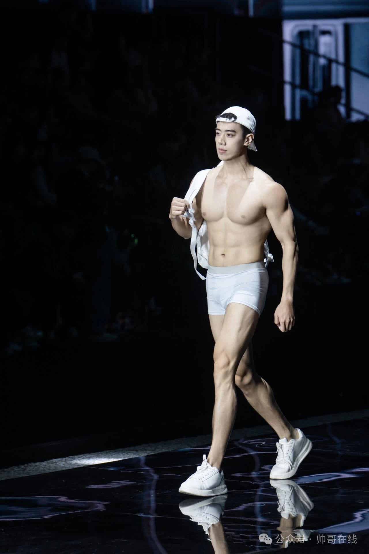 图片[1]-184CM肌肉健身模特，是你喜欢的类型吗？-小蓝短视频