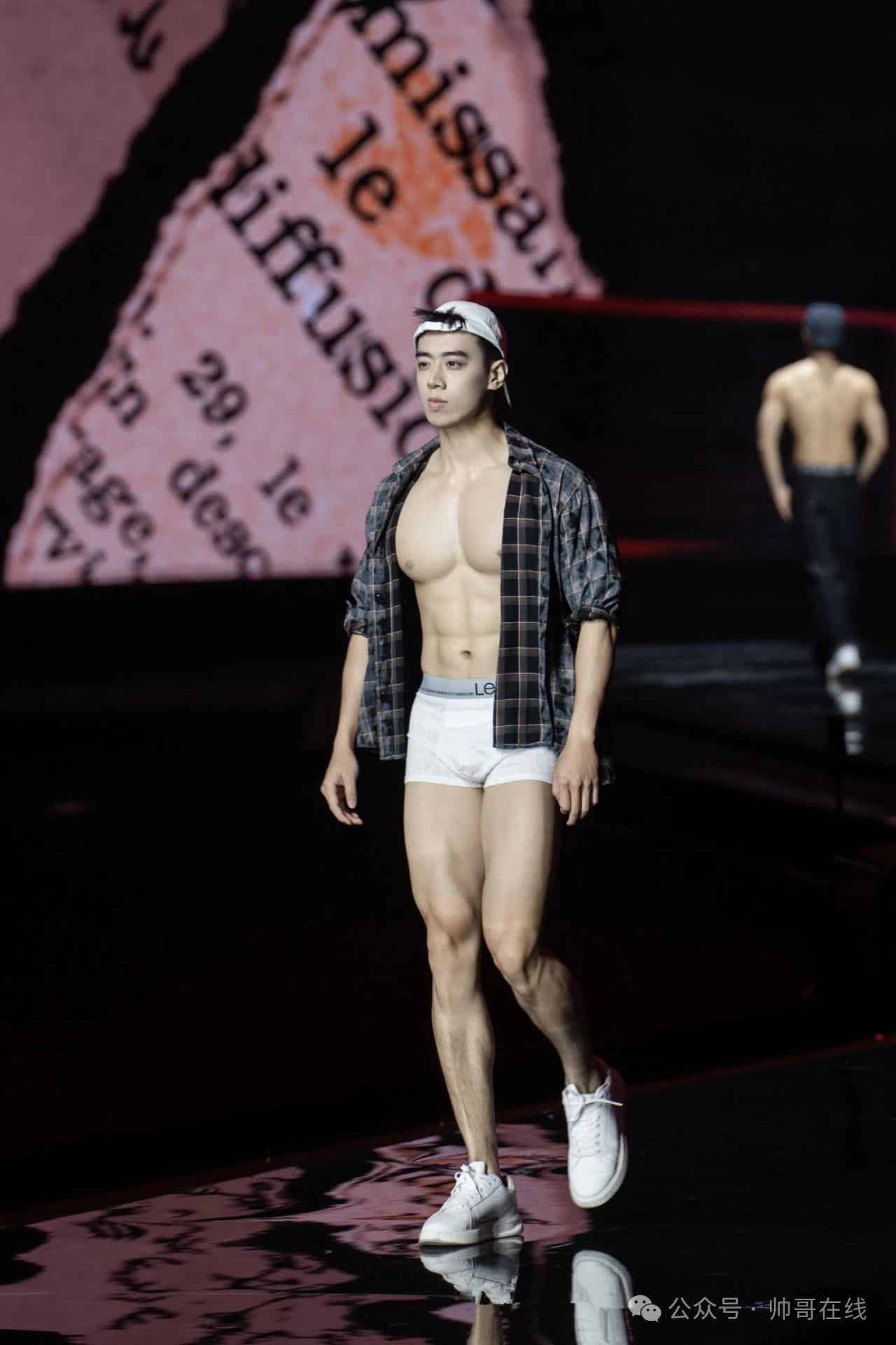 图片[2]-184CM肌肉健身模特，是你喜欢的类型吗？-小蓝短视频