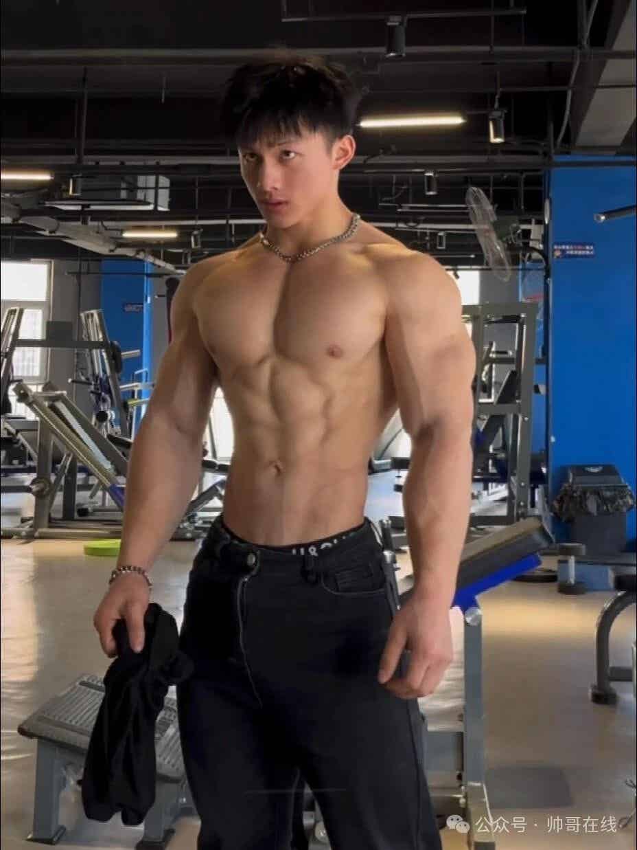 图片[2]-完美大胸肌窄腰健身帅哥，双开门身材也太杀我了！-小蓝短视频