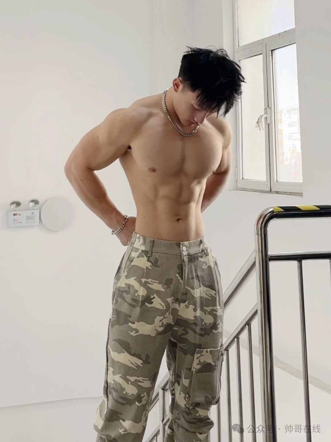 图片[3]-完美大胸肌窄腰健身帅哥，双开门身材也太杀我了！-小蓝短视频