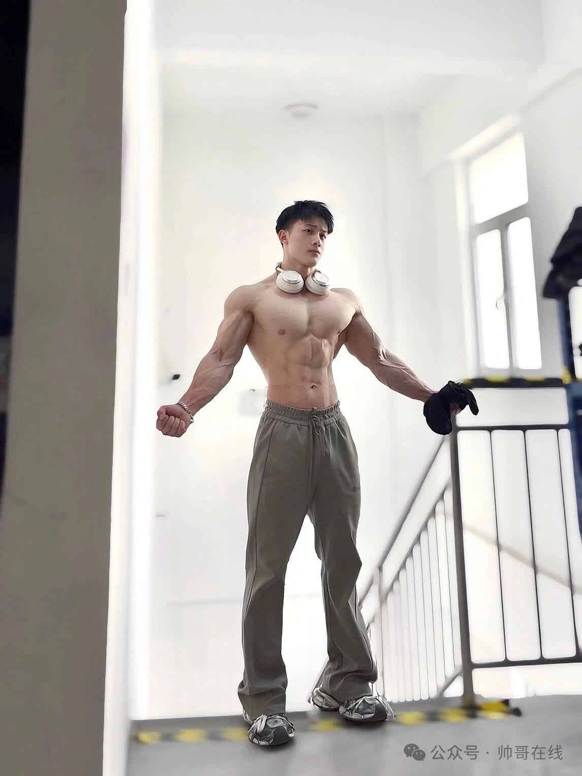 图片[4]-完美大胸肌窄腰健身帅哥，双开门身材也太杀我了！-小蓝短视频