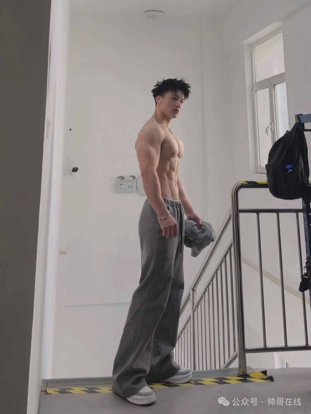 图片[5]-完美大胸肌窄腰健身帅哥，双开门身材也太杀我了！-小蓝短视频