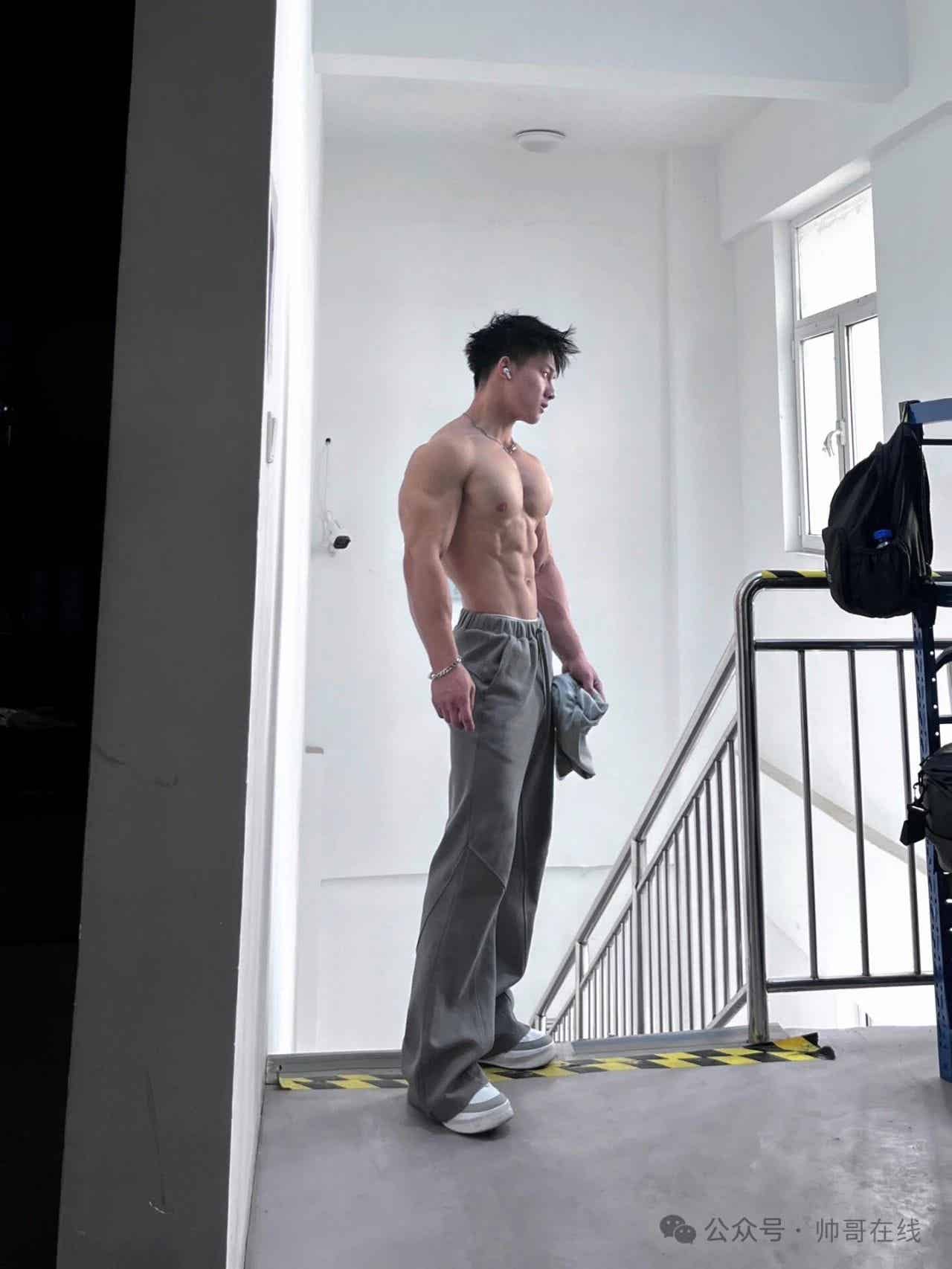 图片[6]-完美大胸肌窄腰健身帅哥，双开门身材也太杀我了！-小蓝短视频