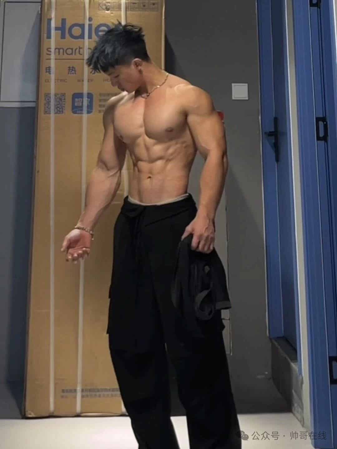 图片[7]-完美大胸肌窄腰健身帅哥，双开门身材也太杀我了！-小蓝短视频