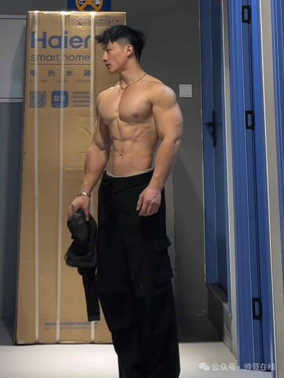 图片[8]-完美大胸肌窄腰健身帅哥，双开门身材也太杀我了！-小蓝短视频