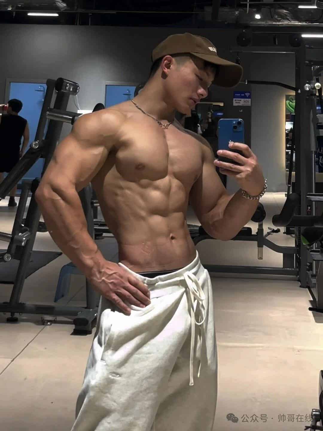 图片[9]-完美大胸肌窄腰健身帅哥，双开门身材也太杀我了！-小蓝短视频