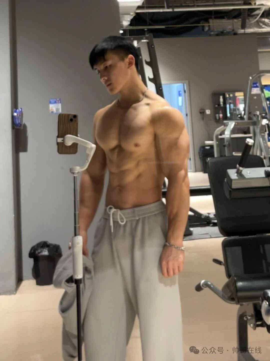 图片[10]-完美大胸肌窄腰健身帅哥，双开门身材也太杀我了！-小蓝短视频