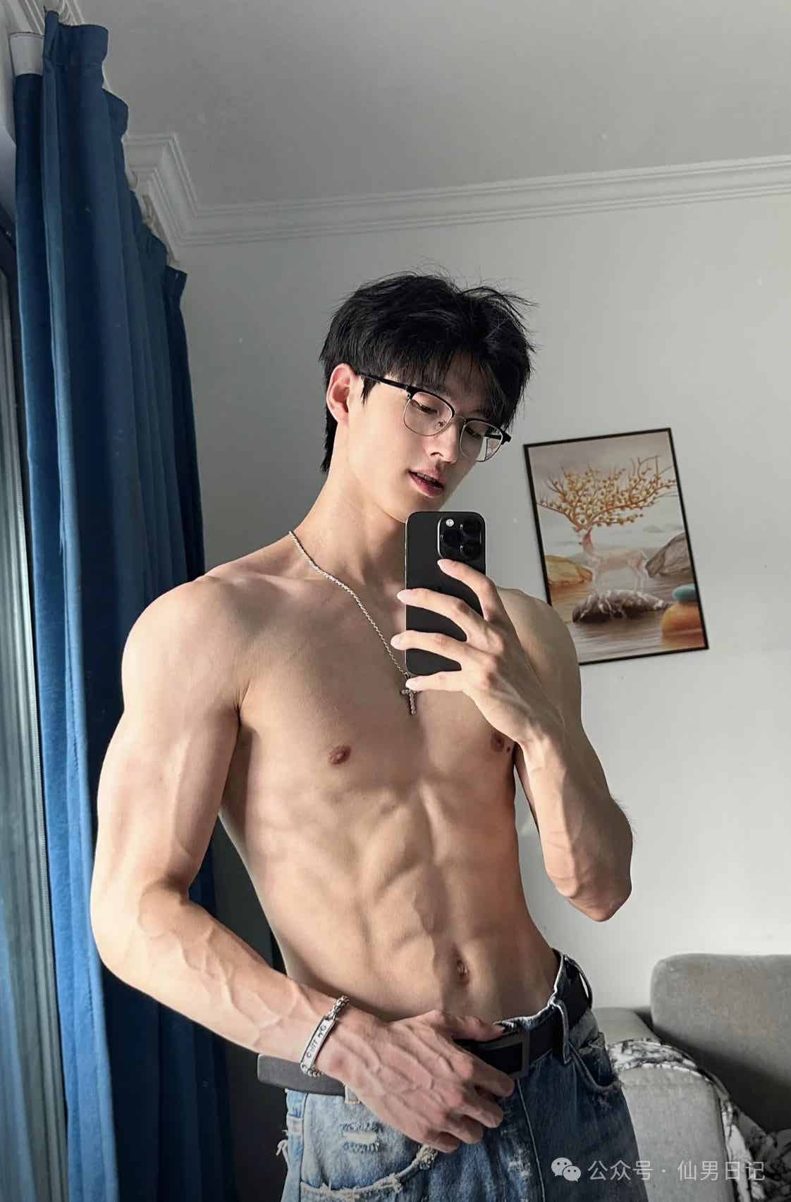 图片[1]-当年高冷的帅哥学长，如今成了取悦我的体育生NPC-小蓝短视频