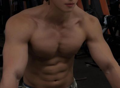 光膀子夜跑的大四肌肉体育生，是你幻想过的男人!