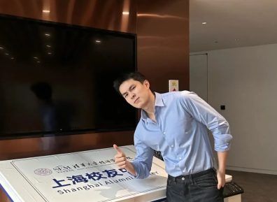 这位清华男老师火了!苹果CEO库克都一起 合影啦!