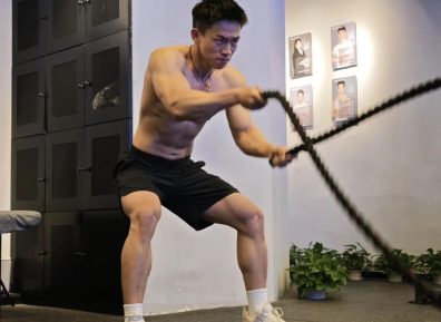 硬朗黑皮健身教练网红，狂秀面包胸钢筋臂，低体脂肌肉身材血管线条又硬又爷们