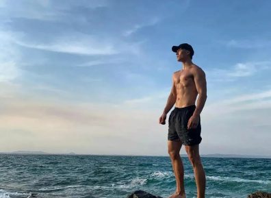 贵州某大学肌肉老师走红，硬朗的长相和魁梧的身材，简直是行走的衣架子