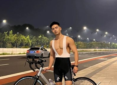 樱花树下的骑行肌肉帅哥，春天自带猛男粉！