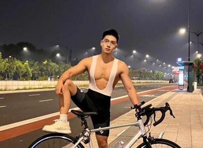 樱花树下骑行肌肉帅哥，春天觅食了！