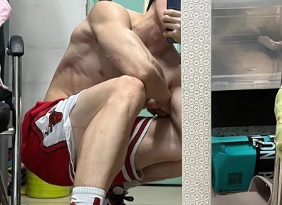 紧身骑行服白皮肌肉健身帅哥，这宽肩窄腰也太绝了！