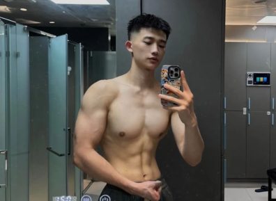 浙江肌肉男大穿白色运动短裤凸显实力藏不住了！