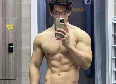 八块腹肌饱满胸肌，健身教练太诱人，网友：“口水都留下来了”.....