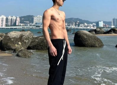 海边薄肌运动小帅哥,小肌肉线条绝绝子啊!