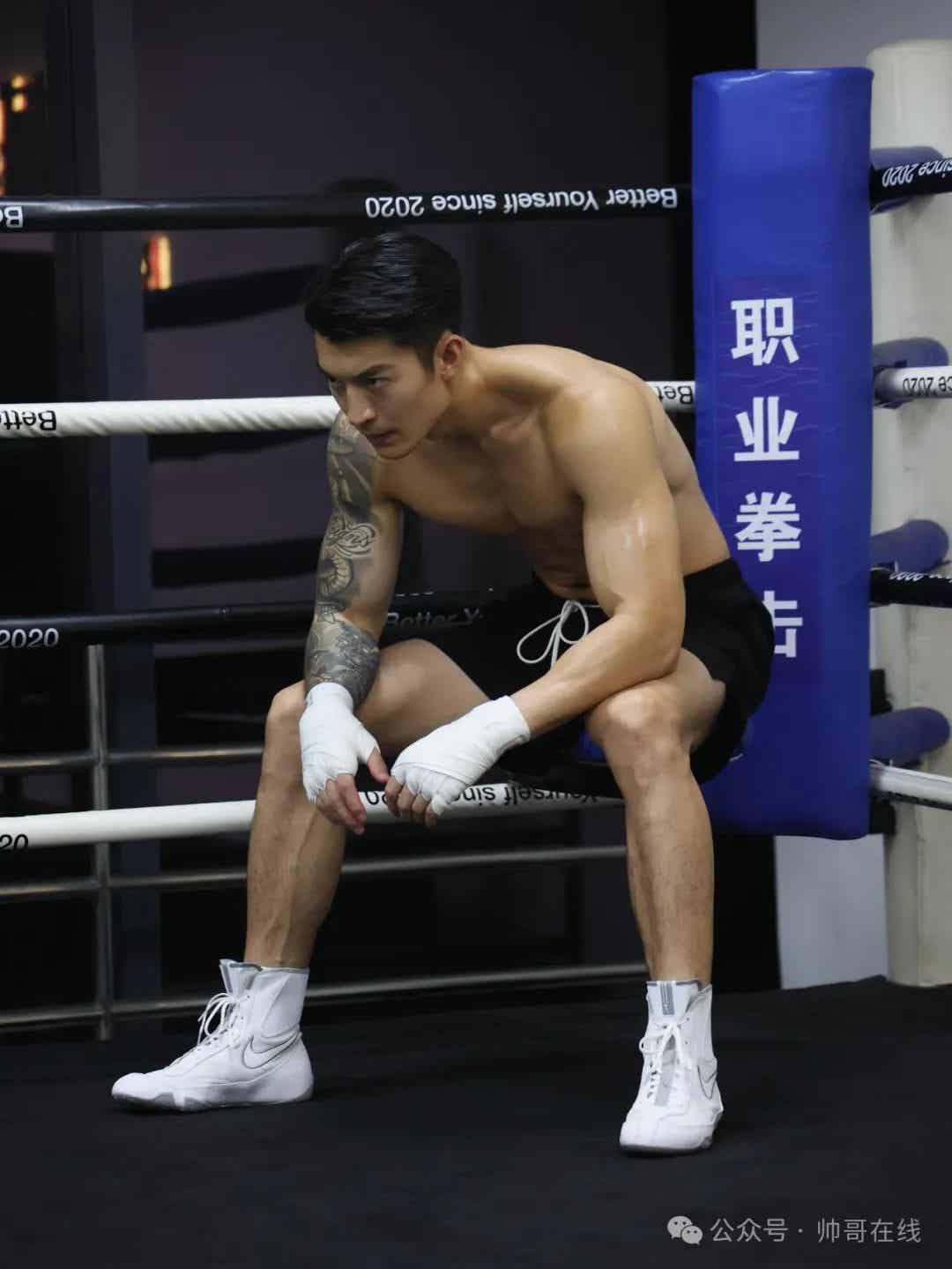 图片[2]-拳击场上的肌肉奶爸，完美型男气质！-小蓝短视频