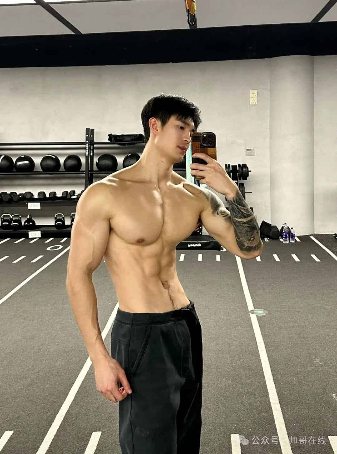 拳击场上的肌肉奶爸，完美型男气质！-小蓝短视频