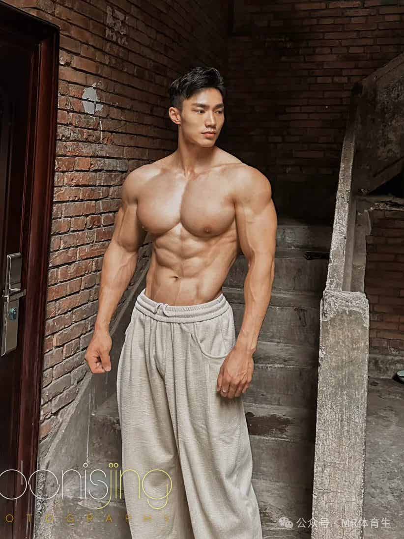 图片[1]-陕西184cm健美天花板肌肉男，时尚摄影大片欣赏-小蓝短视频