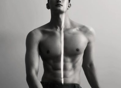 年近四十身材不输健身教练，韩国老牌爱豆泳裤贴身照好吸睛！