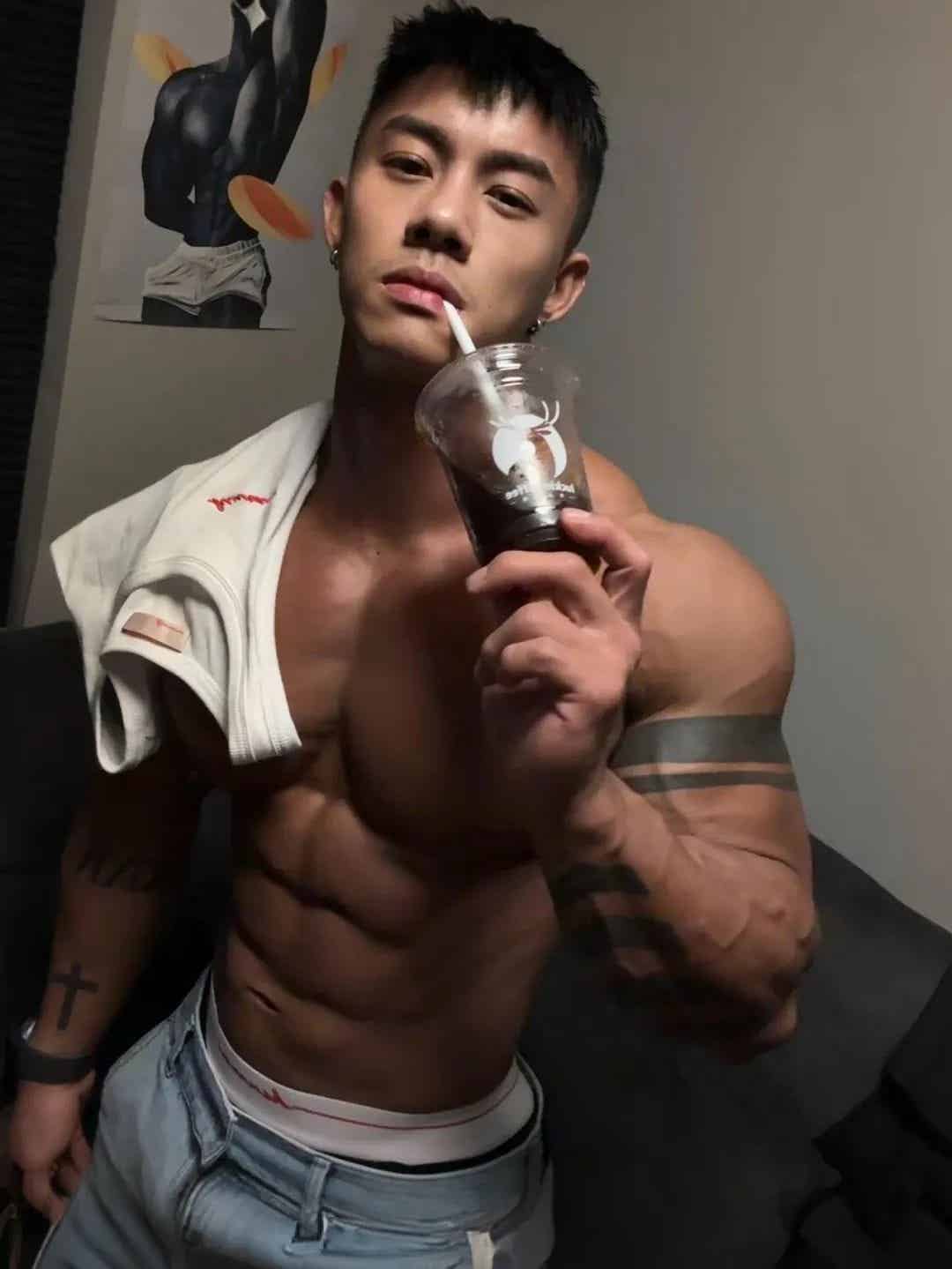 图片[1]-来自广州的健身网红，自信展示花瓣肩葫芦臂超大胸和布满小腹格子腹，这肌肉身材好的过分了-小蓝短视频