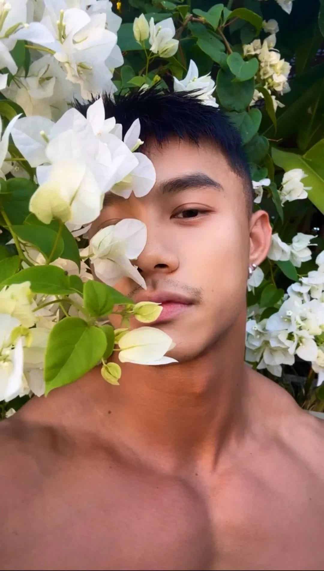 图片[2]-来自广州的健身网红，自信展示花瓣肩葫芦臂超大胸和布满小腹格子腹，这肌肉身材好的过分了-小蓝短视频