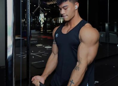 来自广州的健身网红，自信展示花瓣肩葫芦臂超大胸和布满小腹格子腹，这肌肉身材好的过分了