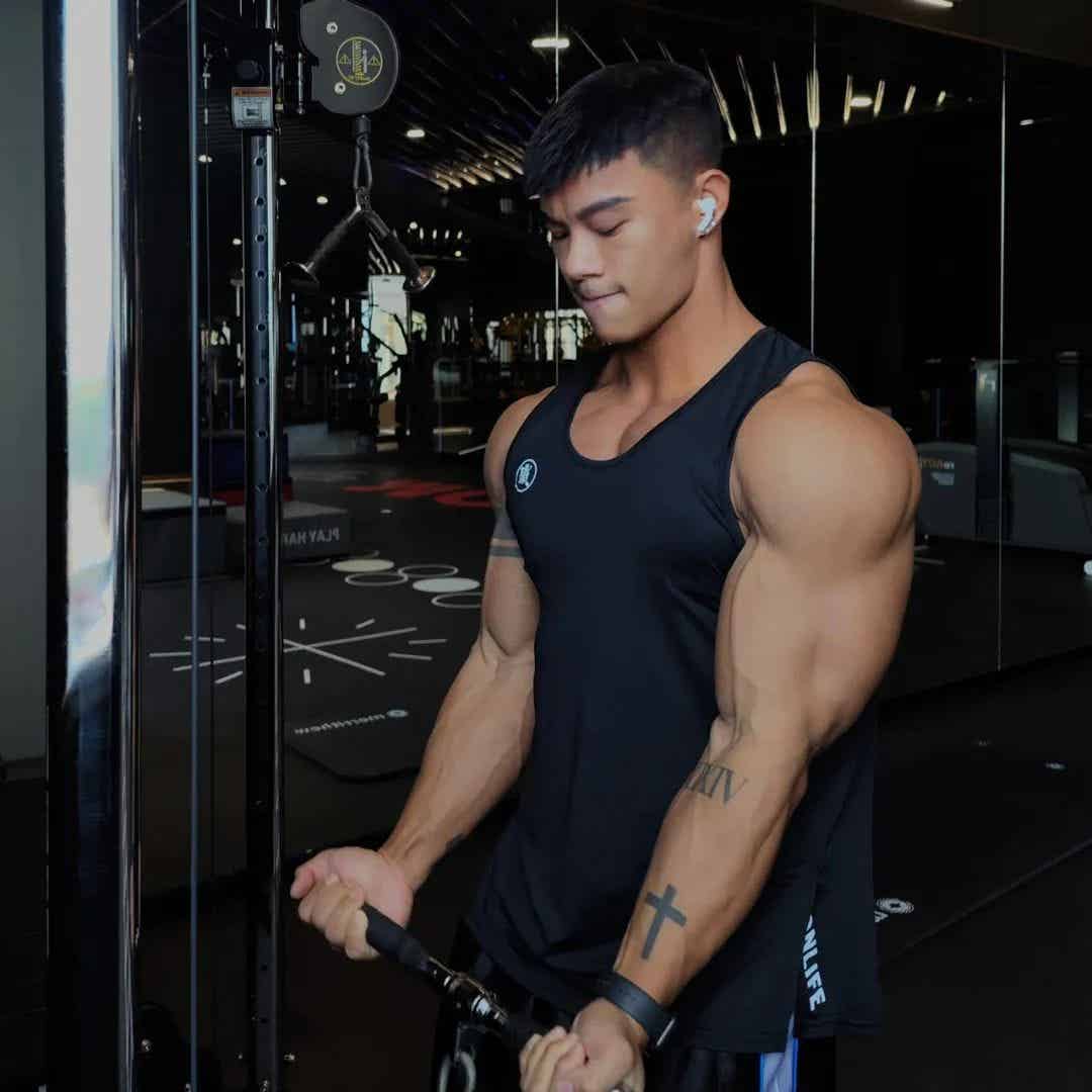 来自广州的健身网红，自信展示花瓣肩葫芦臂超大胸和布满小腹格子腹，这肌肉身材好的过分了-小蓝短视频