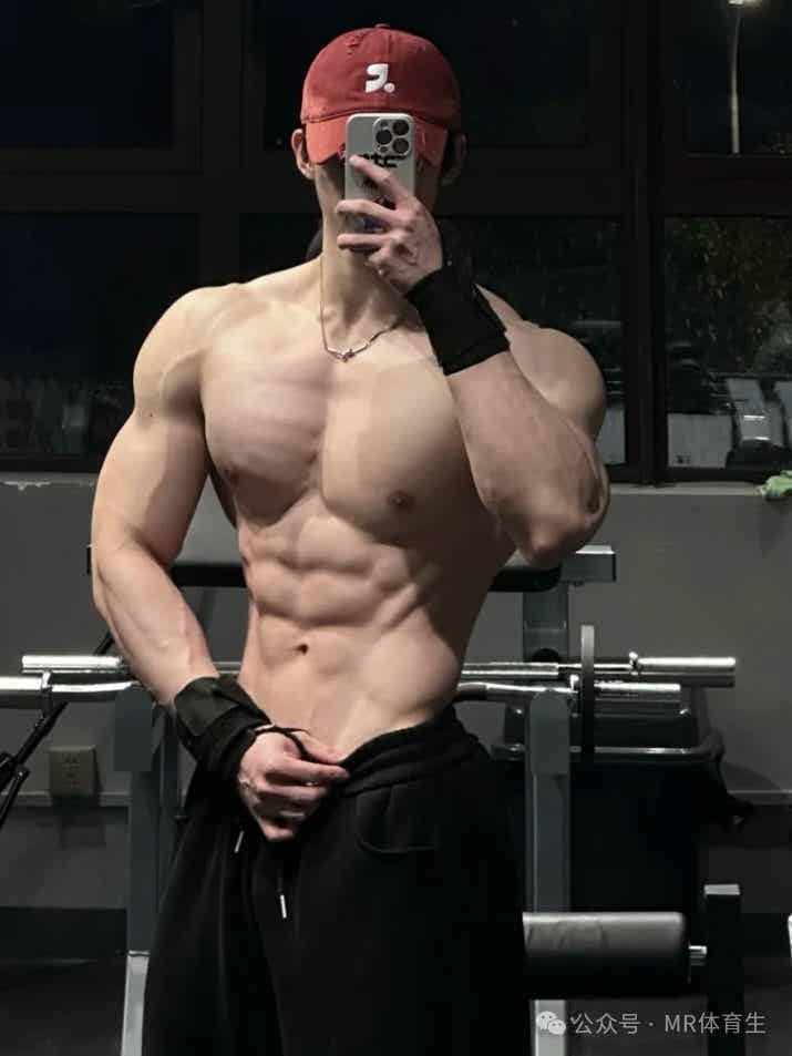 180cm杭州健身教练，宽肩窄腰饱满倒三角，简直帅炸了-小蓝短视频