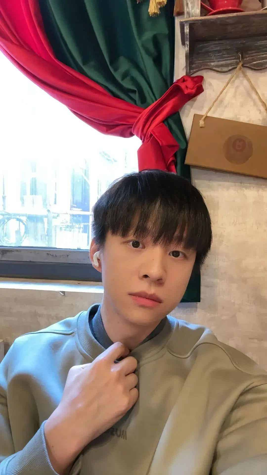 图片[6]-体操冠军张宏涛穿灰裤子照，你看过吗？-小蓝短视频