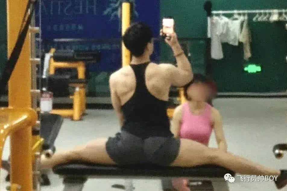 图片[31]-体操冠军张宏涛穿灰裤子照，你看过吗？-小蓝短视频