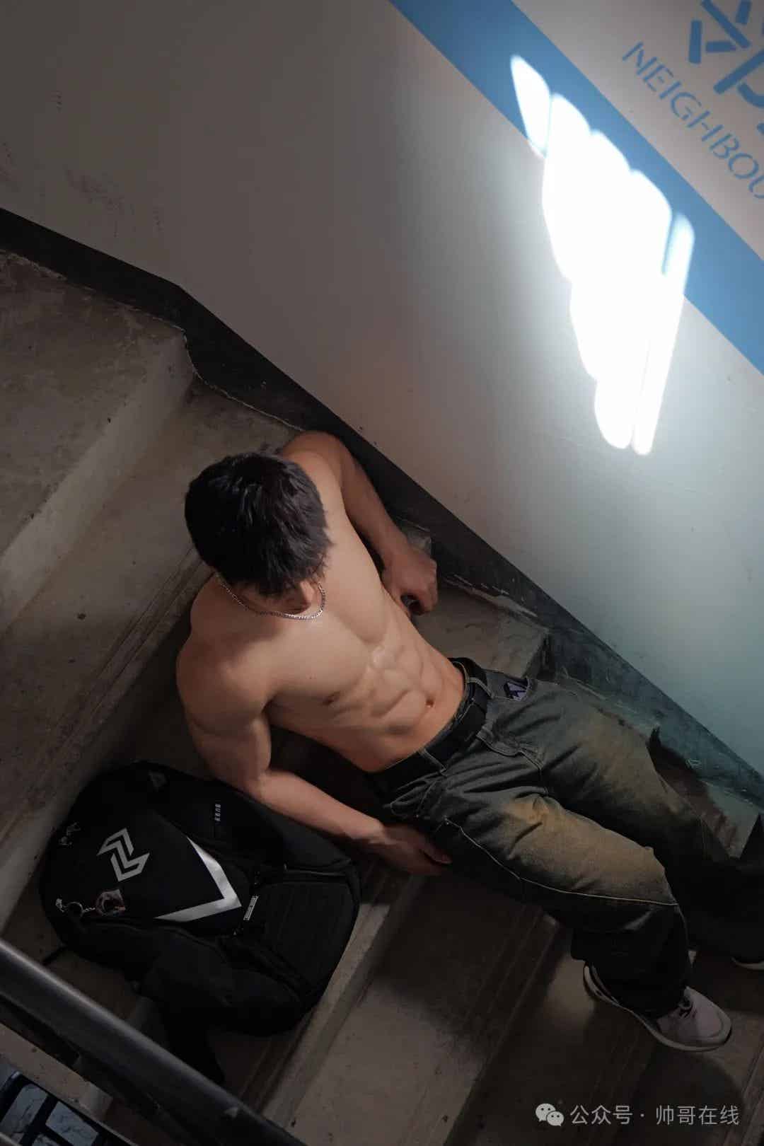 图片[2]-楼道里的低体脂腹肌体育生，实力很可以!-小蓝短视频