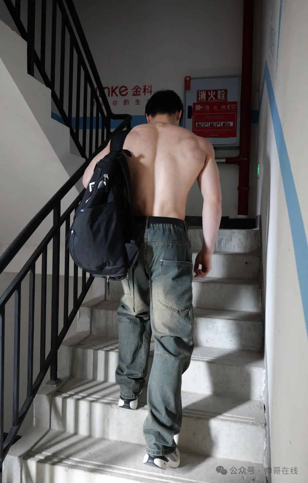 图片[4]-楼道里的低体脂腹肌体育生，实力很可以!-小蓝短视频