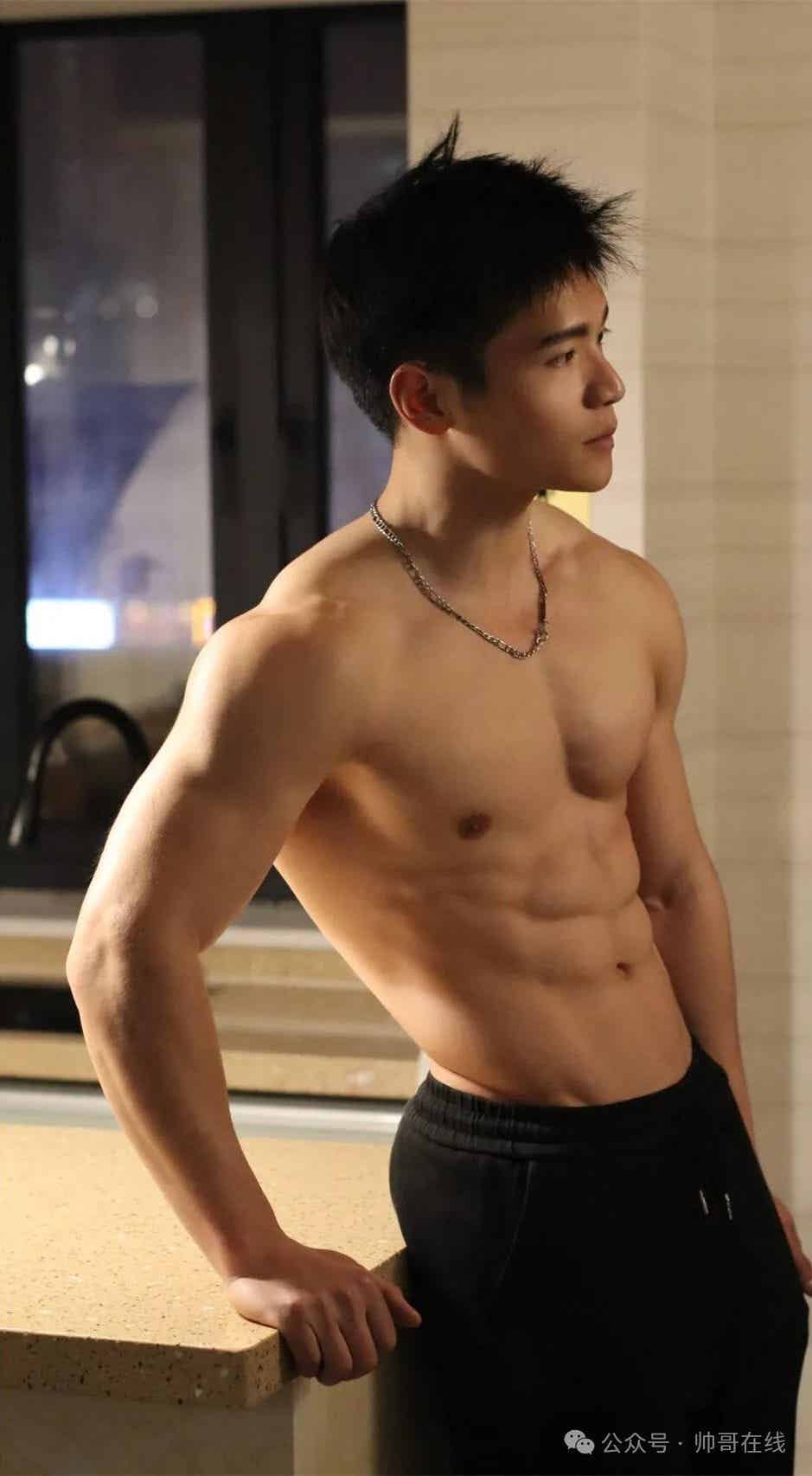 图片[7]-楼道里的低体脂腹肌体育生，实力很可以!-小蓝短视频