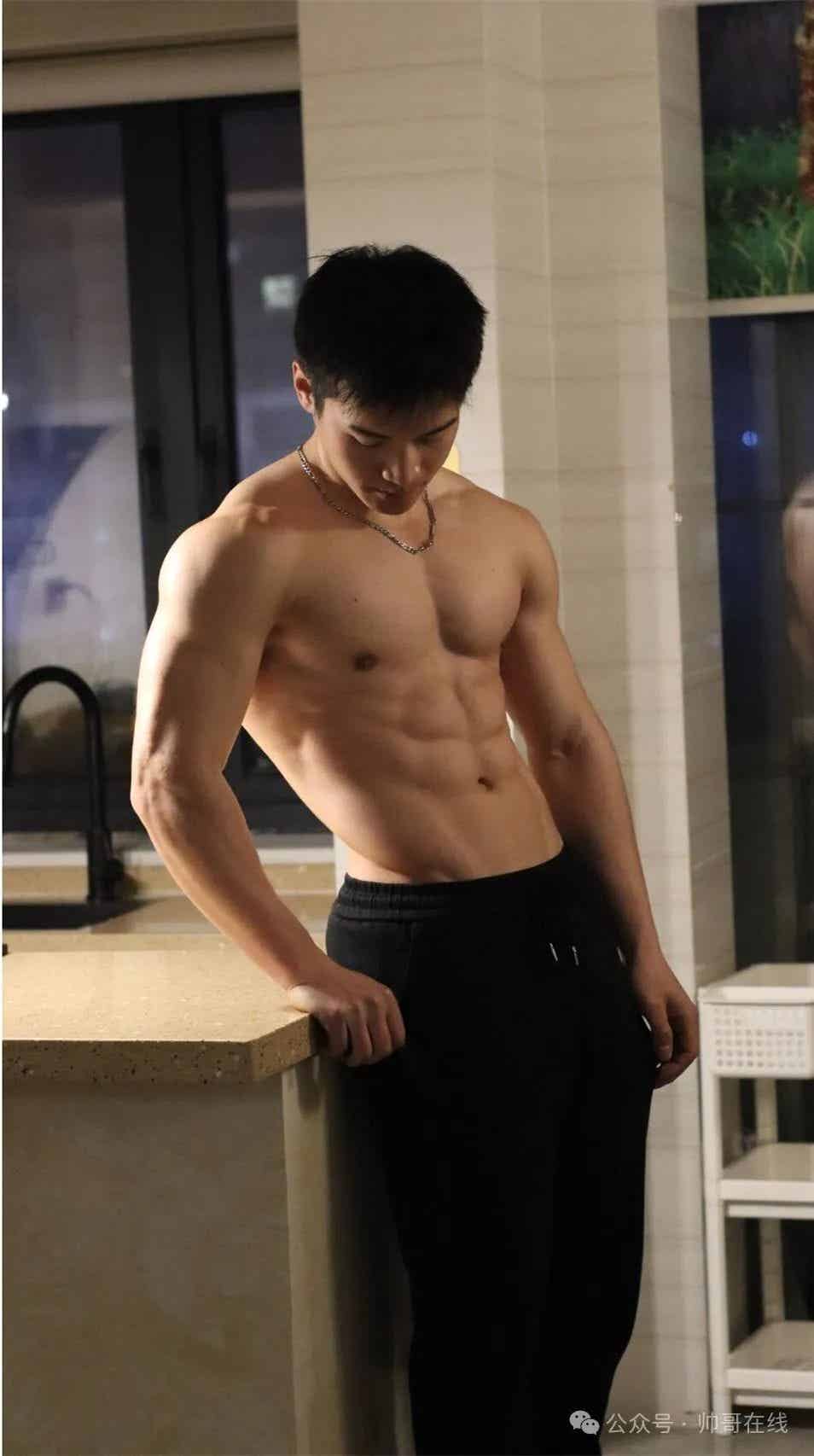 图片[8]-楼道里的低体脂腹肌体育生，实力很可以!-小蓝短视频