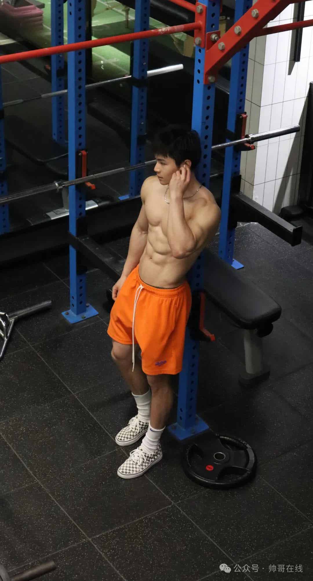 图片[9]-楼道里的低体脂腹肌体育生，实力很可以!-小蓝短视频