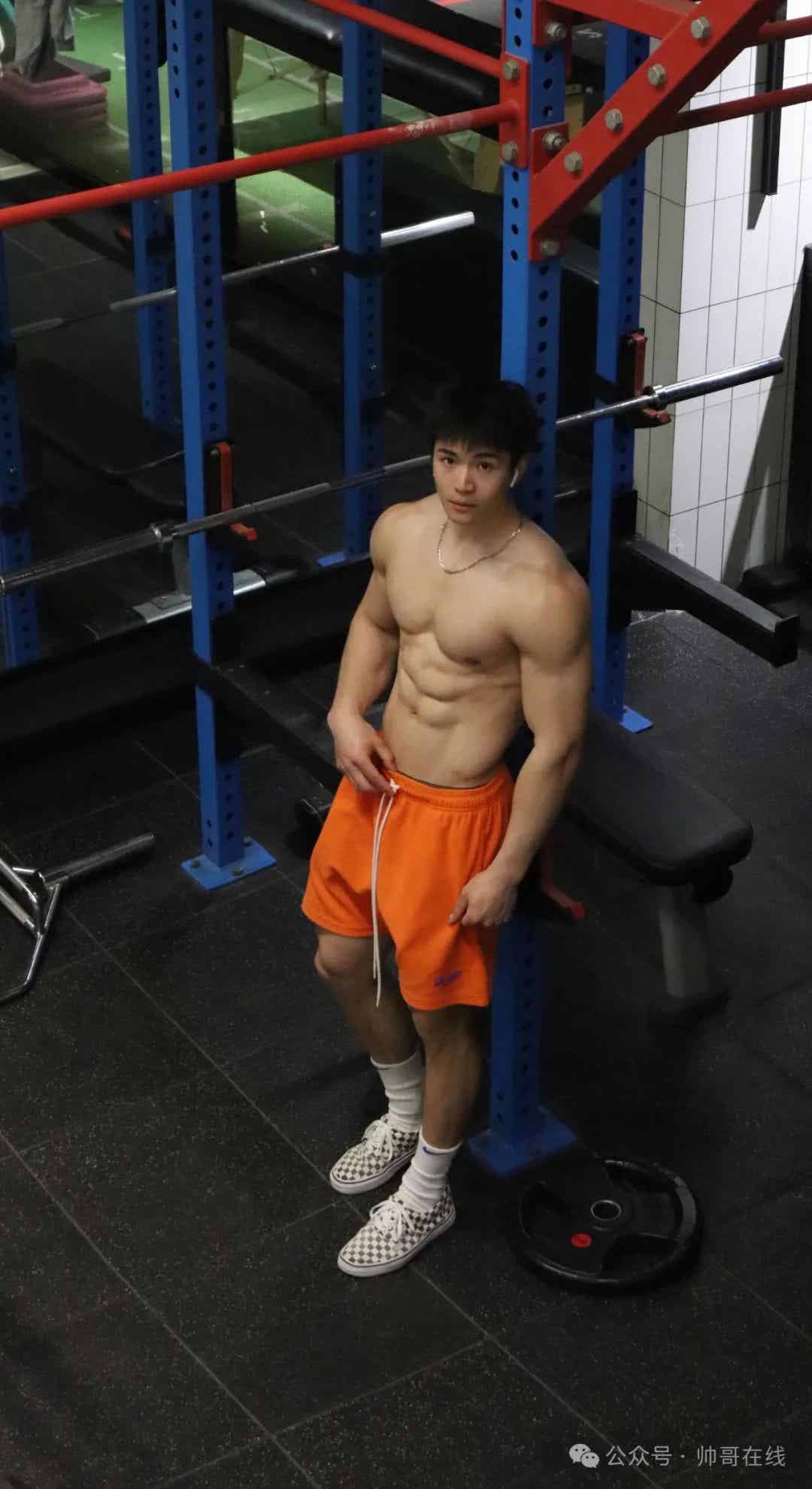 楼道里的低体脂腹肌体育生，实力很可以!-小蓝短视频