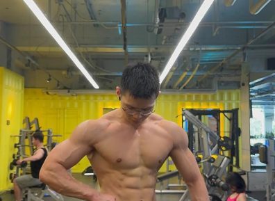 26岁北京自由健身教练，晒泵感肌肉，砖头胸格子腹还有牛蛙臂，这身材可以制霸健身房了