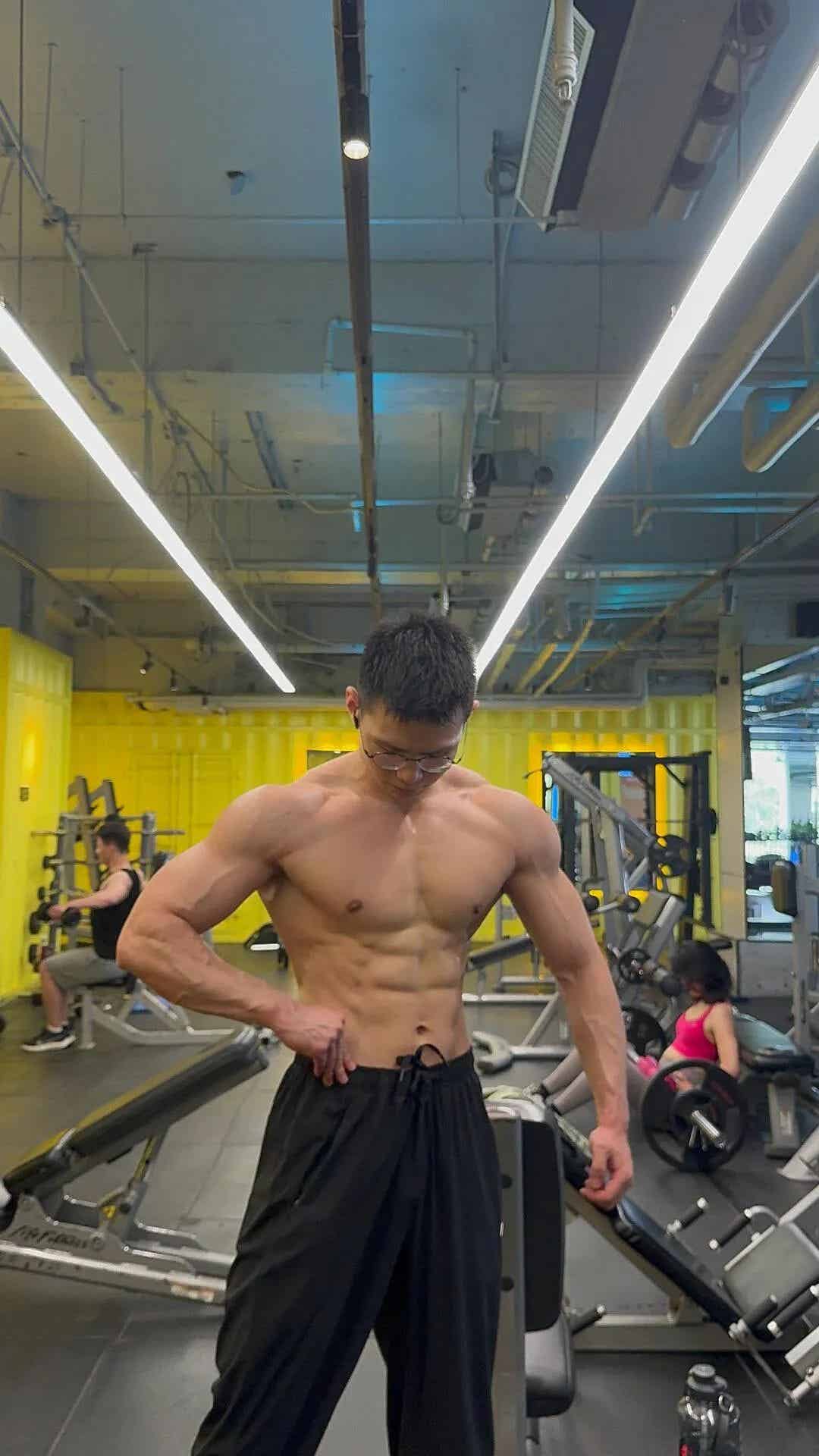 26岁北京自由健身教练，晒泵感肌肉，砖头胸格子腹还有牛蛙臂，这身材可以制霸健身房了-小蓝短视频