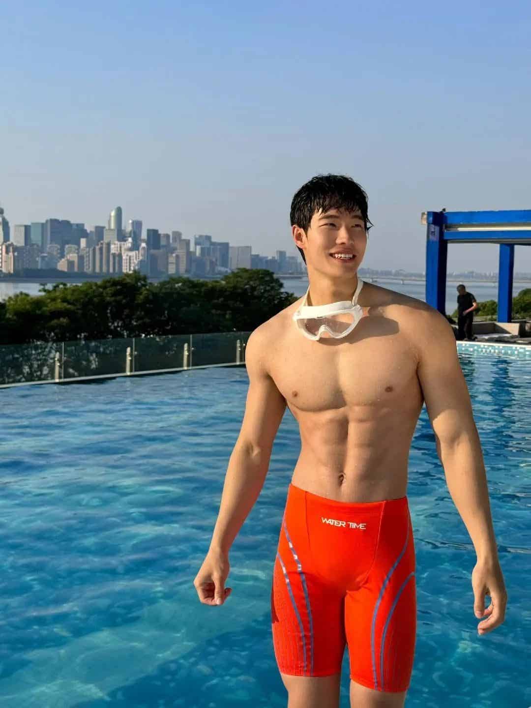 图片[13]-内裤男模在ins上脱成这样，网友惊呼：他在国内不这样啊！-小蓝短视频