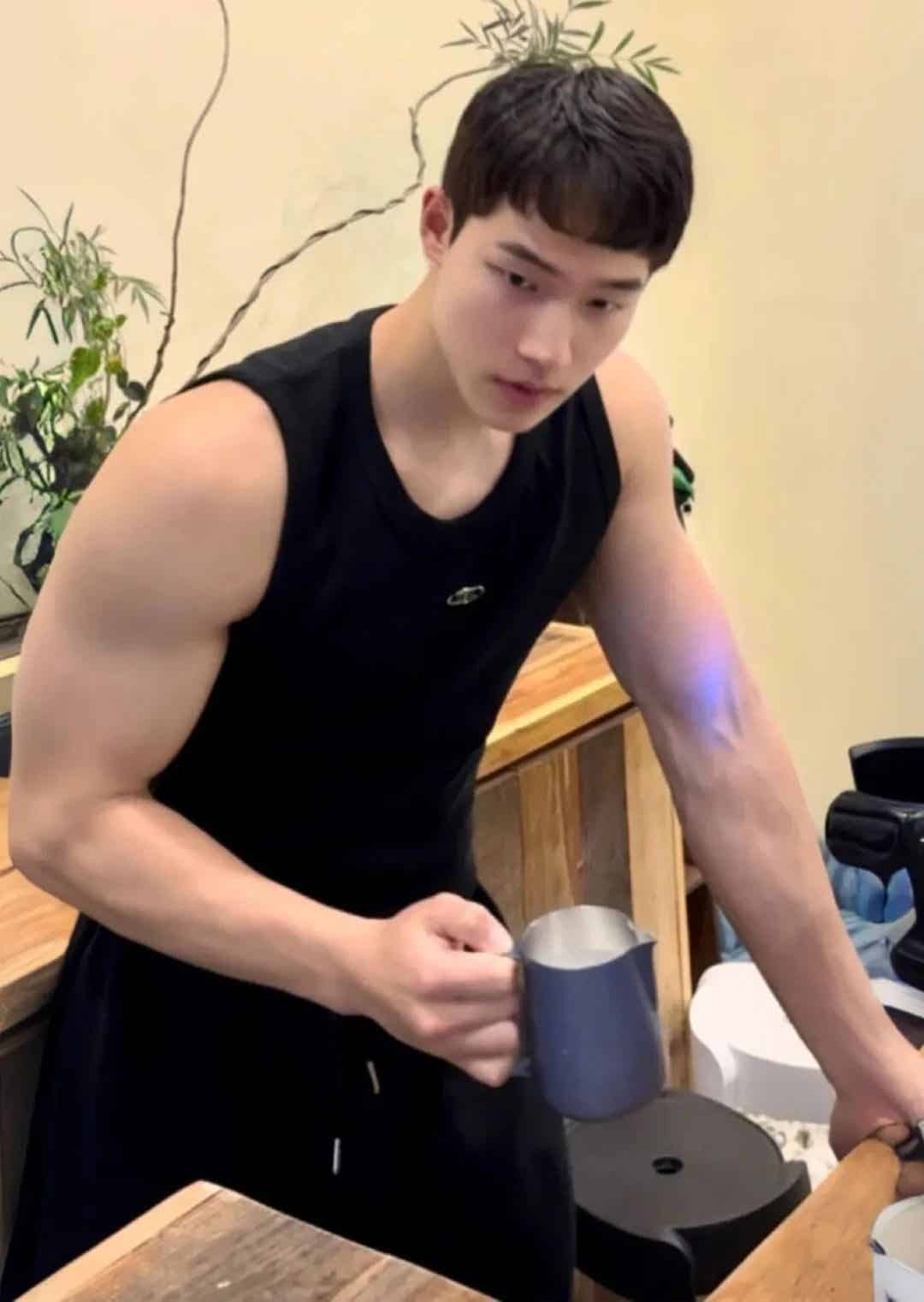图片[14]-内裤男模在ins上脱成这样，网友惊呼：他在国内不这样啊！-小蓝短视频