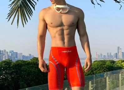 内裤男模在ins上脱成这样，网友惊呼：他在国内不这样啊！